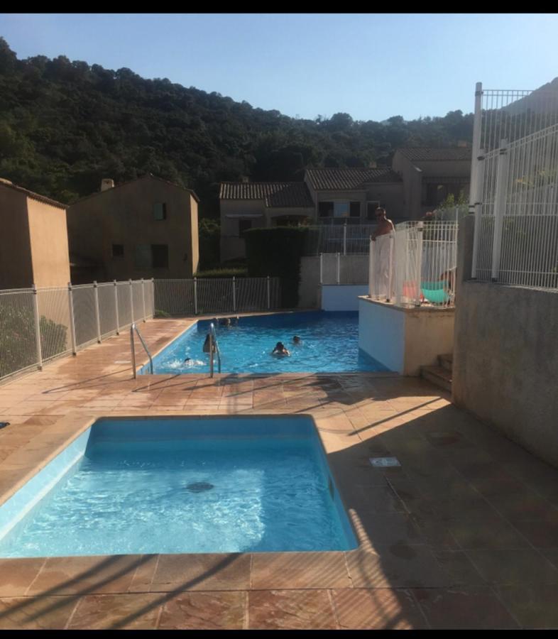 Cavalaire Vue Mer Au Loin Maisonnette Tout Equipee Pour 4 Personnes Avec Piscine Clim Wifi Velos Tv Barbecues Εξωτερικό φωτογραφία