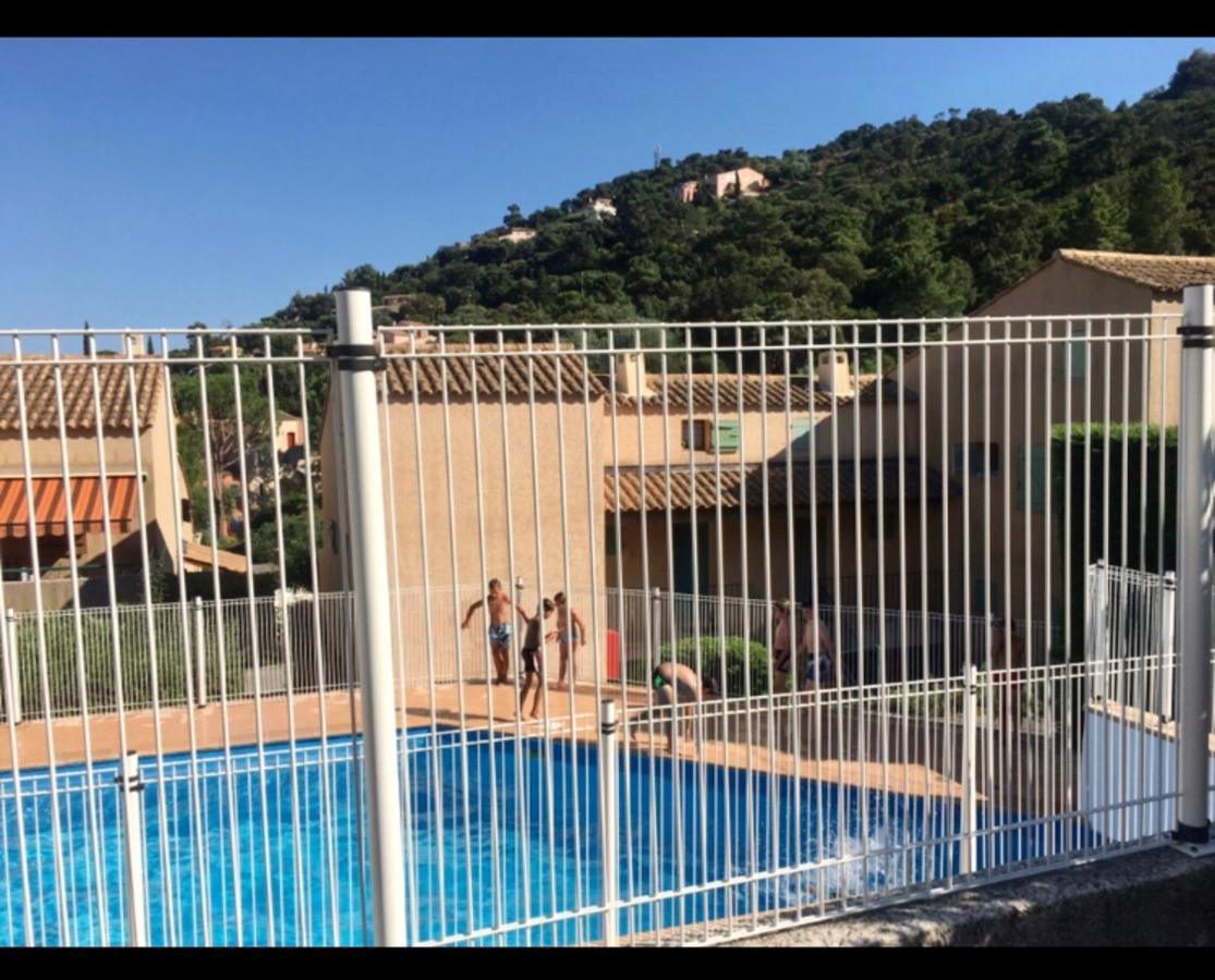 Cavalaire Vue Mer Au Loin Maisonnette Tout Equipee Pour 4 Personnes Avec Piscine Clim Wifi Velos Tv Barbecues Εξωτερικό φωτογραφία